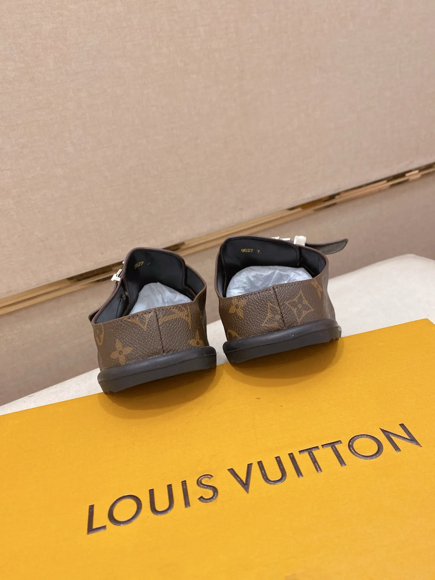 Men's shoes 💰: 360💰Made by LV🔍Top purchasing agents, men's spring and summer slippers are synchronized in the counters. The uppers are made of imported materials from Italy with logo graphics and high-quality craftsmanship. The soles: original soles specially provided by the original factory. The exclusive movable molded soles are super comfortable. Original goods follow the order, 🔍🔍high quality, you can enter and exit the counter at will. Welcome to compare, code number 38-44.